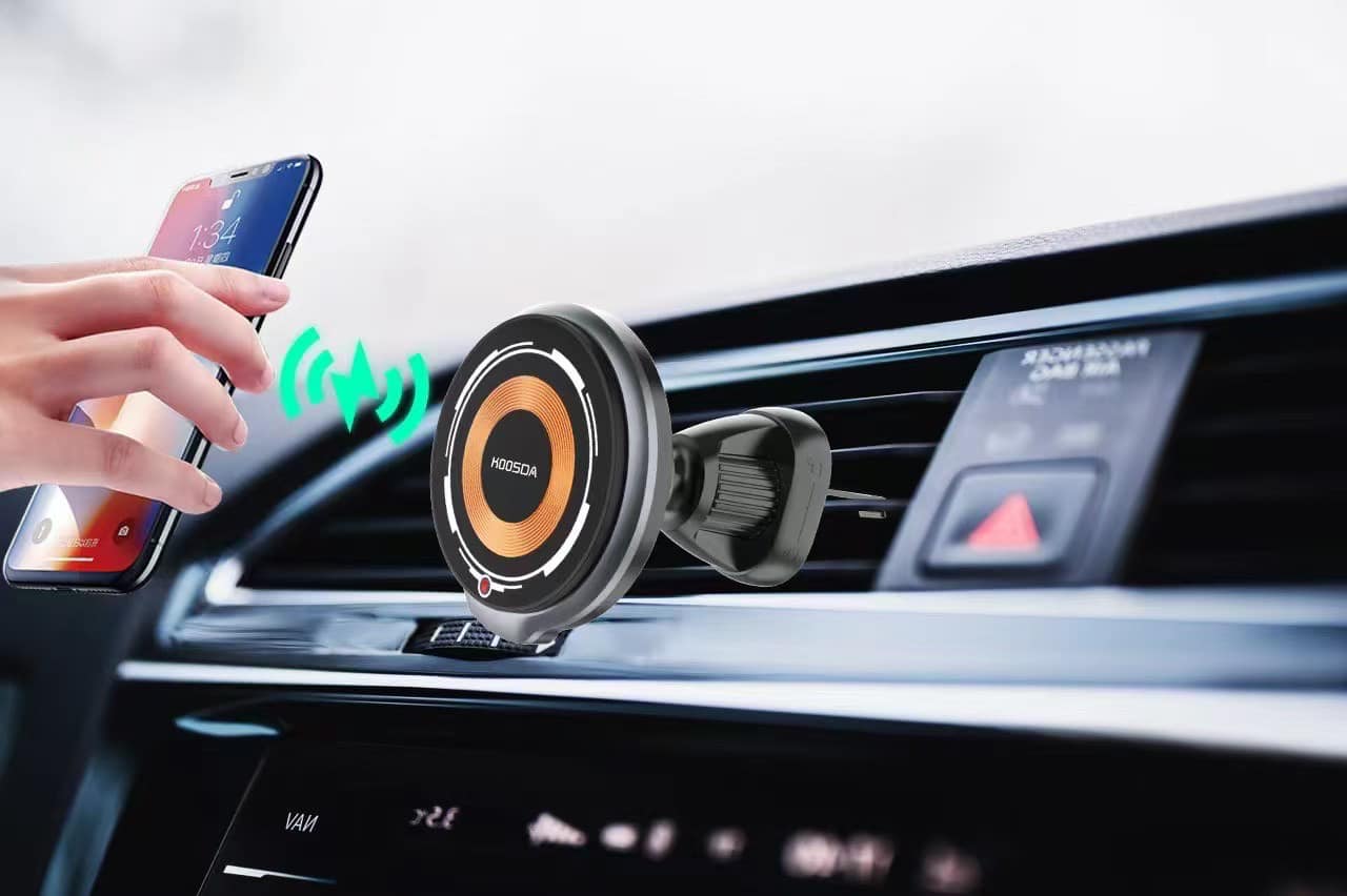 Chargeur magnétique Koosda installé dans la voiture